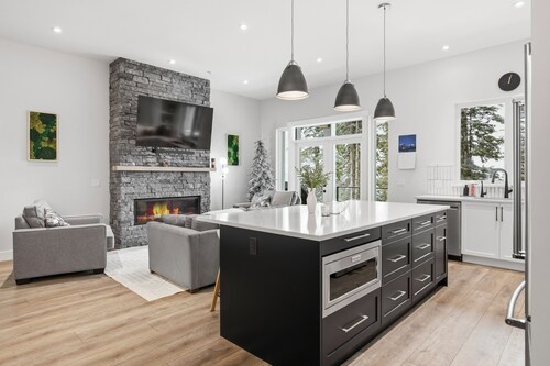 Spacious 7-bedroom house on one level, 2 hot tubs, garage, ski-in/out, office