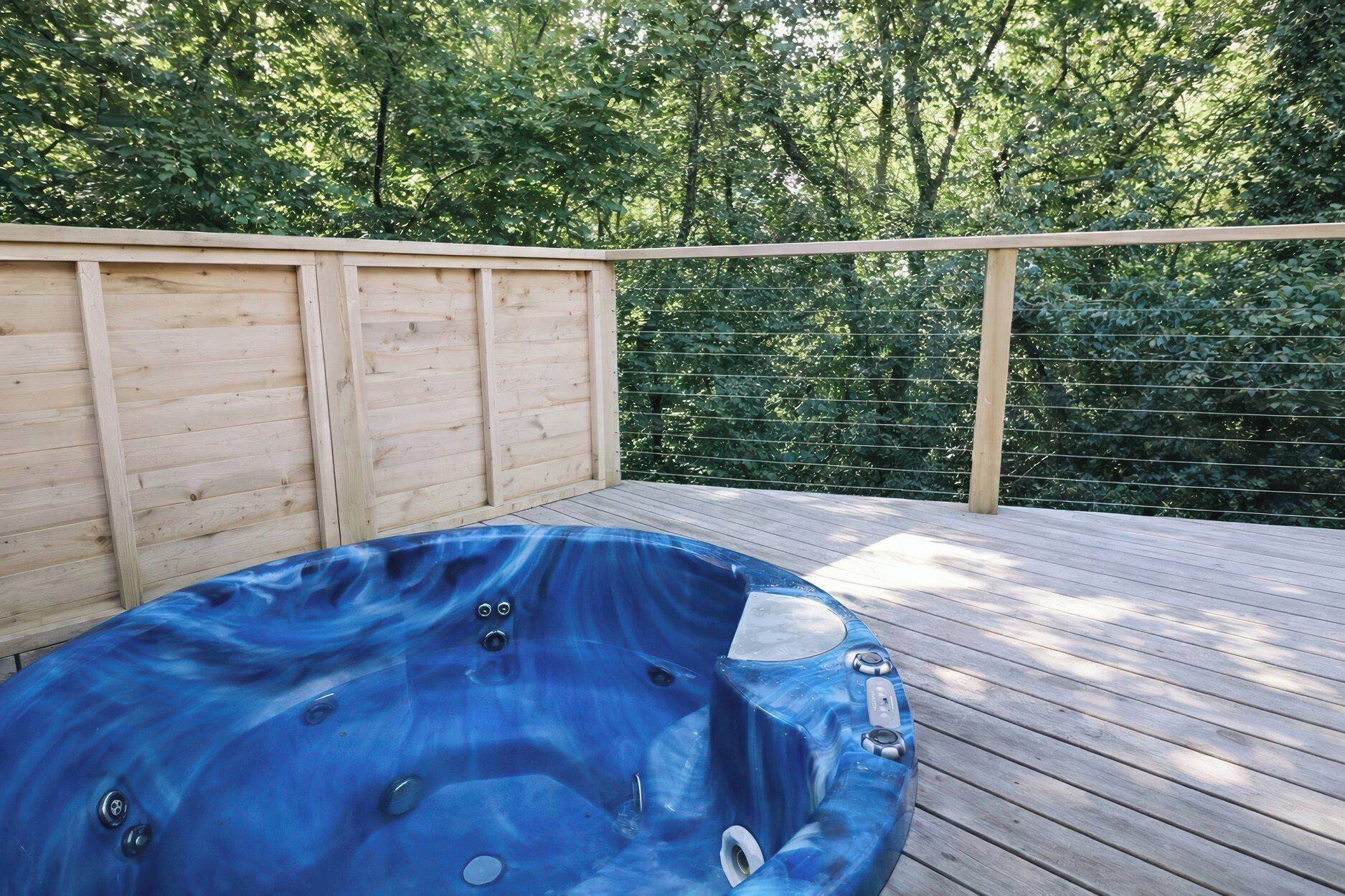 Cottage | Outdoor spa tub