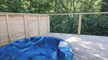 Cottage | Outdoor spa tub