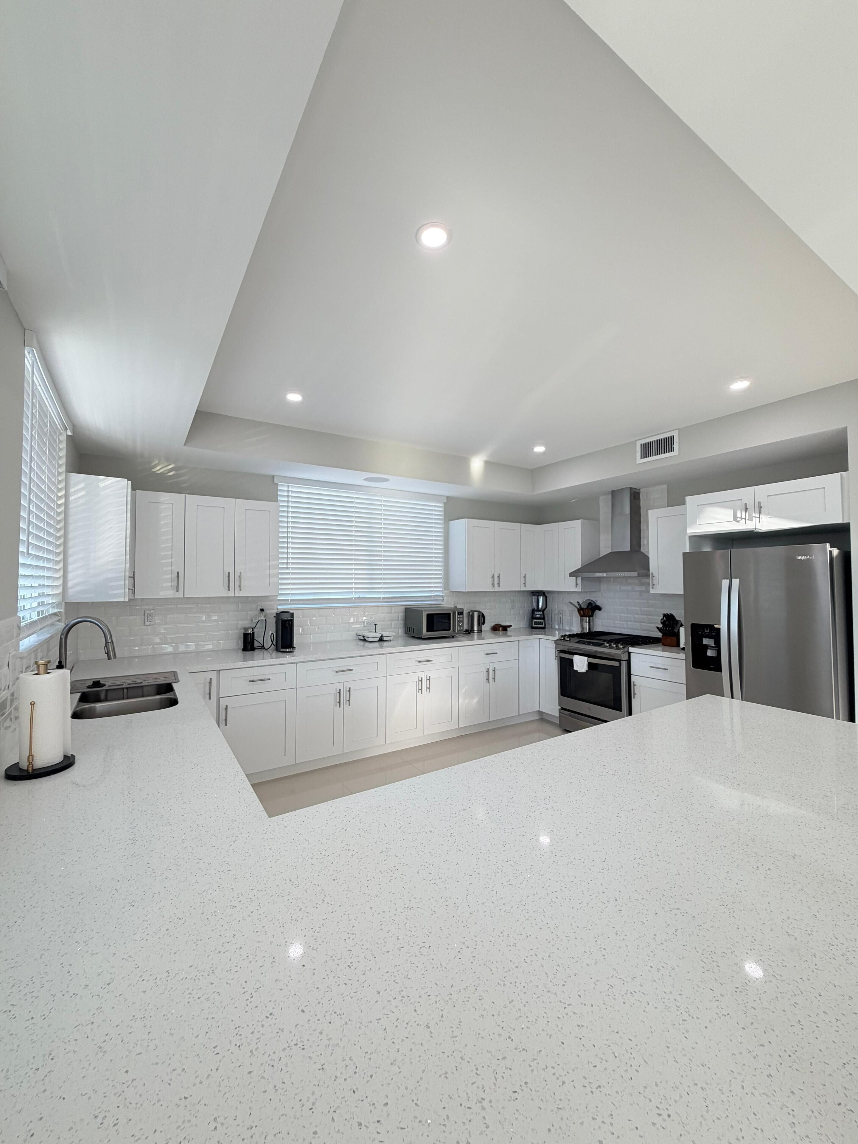 Een microgolfoven, een oven, een kookplaat, een vaatwasser