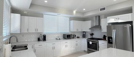 Een microgolfoven, een oven, een kookplaat, een vaatwasser