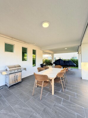 Outdoor dining - Modern 3-Story Retreat w/ Private Pool, Jacuzzi, BBQ & Terraces - Key Largo (Key Largo)