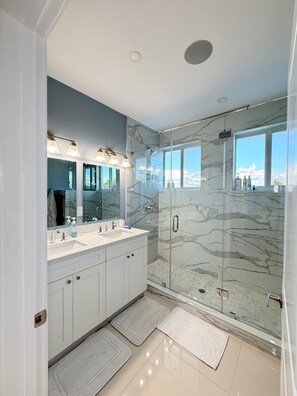 Shower, hair dryer, towels, toilet paper - Modern 3-Story Retreat w/ Private Pool, Jacuzzi, BBQ & Terraces - Key Largo (Key Largo)