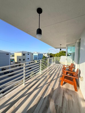 Terrace/patio - Modern 3-Story Retreat w/ Private Pool, Jacuzzi, BBQ & Terraces - Key Largo (Key Largo)