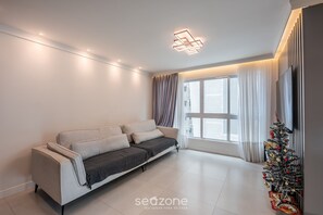 Basic Apartment | Living area