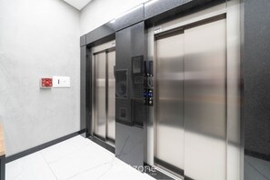 A modern elevator with a control panel and emergency button. - Apt w/ Barbecue Grill 850 m From the Beach Sem0302 (Itapema)