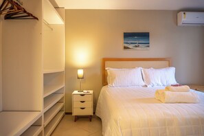 Tabla de planchar con plancha, wifi y ropa de cama 