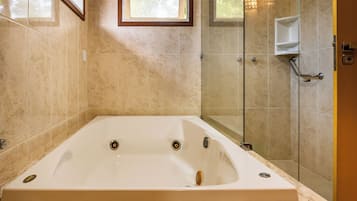 Ducha, bañera de hidromasaje, secador de pelo, toallas