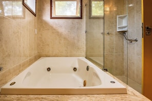 Dusche, Whirlpool, Haartrockner, Handtücher