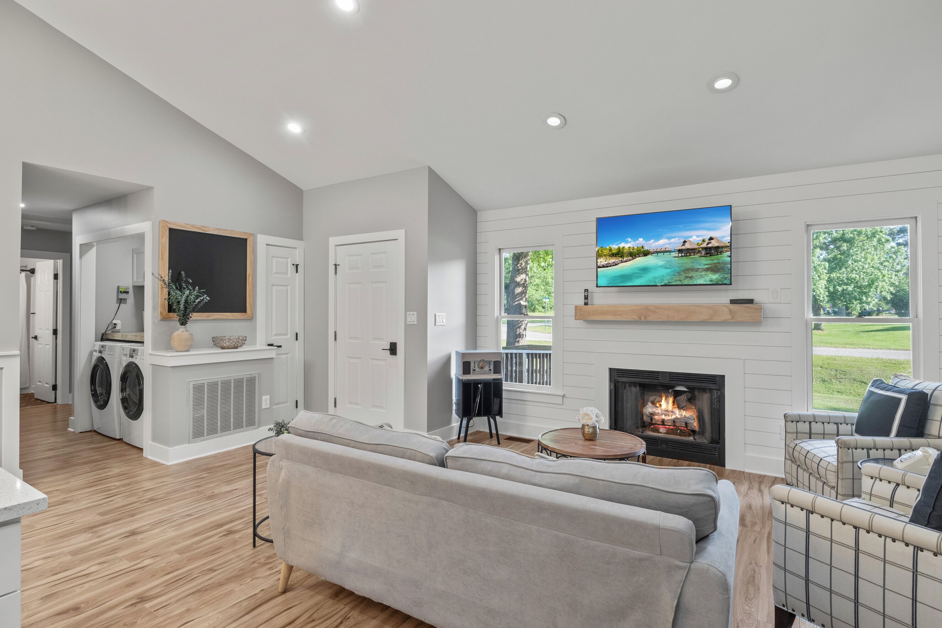 智能电视、壁炉、立体声音响