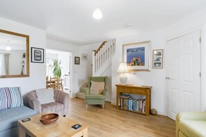 TV, offices - Homely Cottage & Garden nr Fowey, Private Parking (Par)