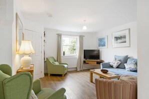 TV, offices - Homely Cottage & Garden nr Fowey, Private Parking (Par)
