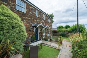 Outdoor dining - Homely Cottage & Garden nr Fowey, Private Parking (Par)