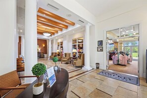 Lobby - Pink Pompano - Ocean View & Beach Supplies (Pensacola)