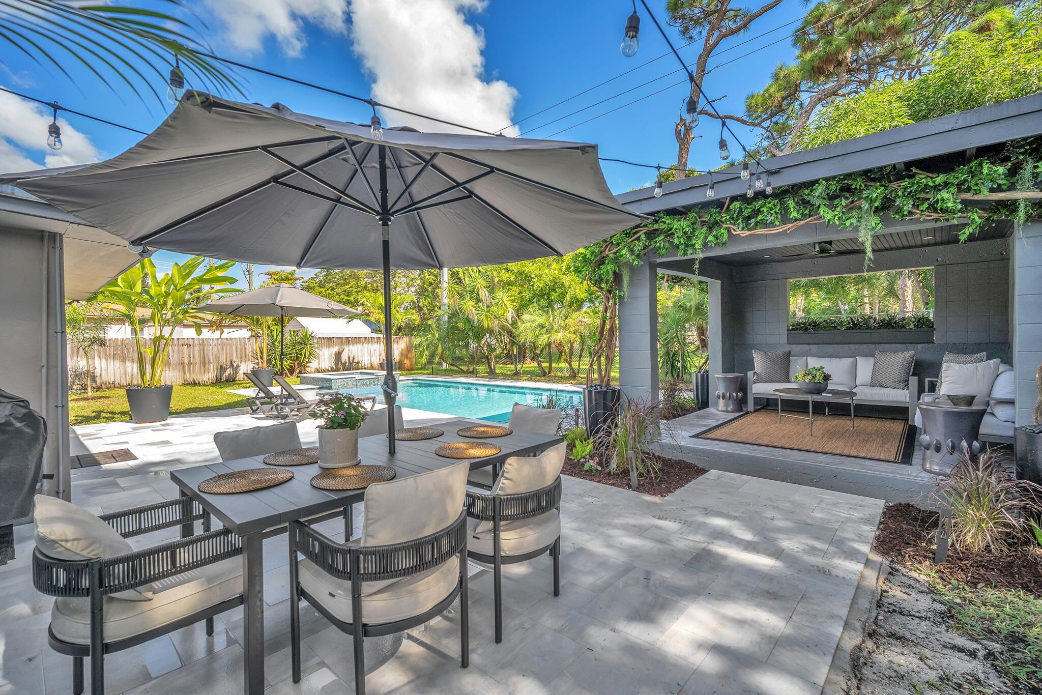 屋外ダイニングエリア