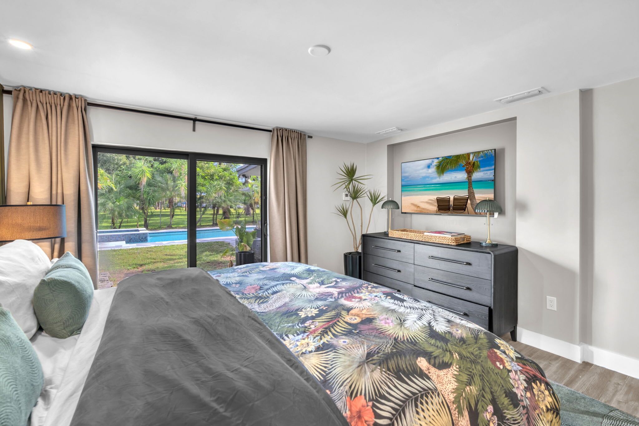 Desk, iron/ironing board, WiFi, bed sheets
