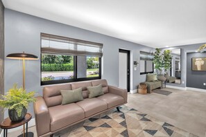 Interior - Almost Famous - Pool - Jacuzzi (Wilton Manors)