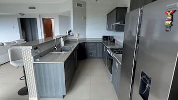 Luxury Condo, Ocean View | Private kitchen