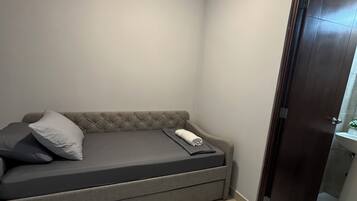 Cortinas blackout, tabla de planchar con plancha y wifi gratis