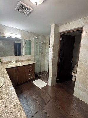 Luxury Condo, Ocean View | Bathroom