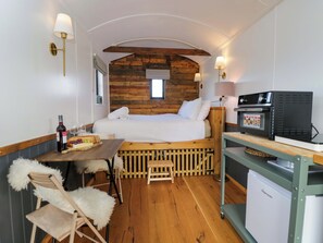 1 bedroom, individually decorated, individually furnished, free WiFi - Wiltshire Weavers Hut (Chippenham)