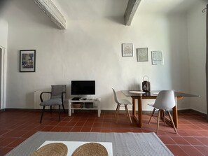 Interior - Studio with balcony overlooking courtyard (Aix-en-Provence)