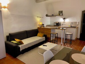 Living area - Studio with balcony overlooking courtyard (Aix-en-Provence)