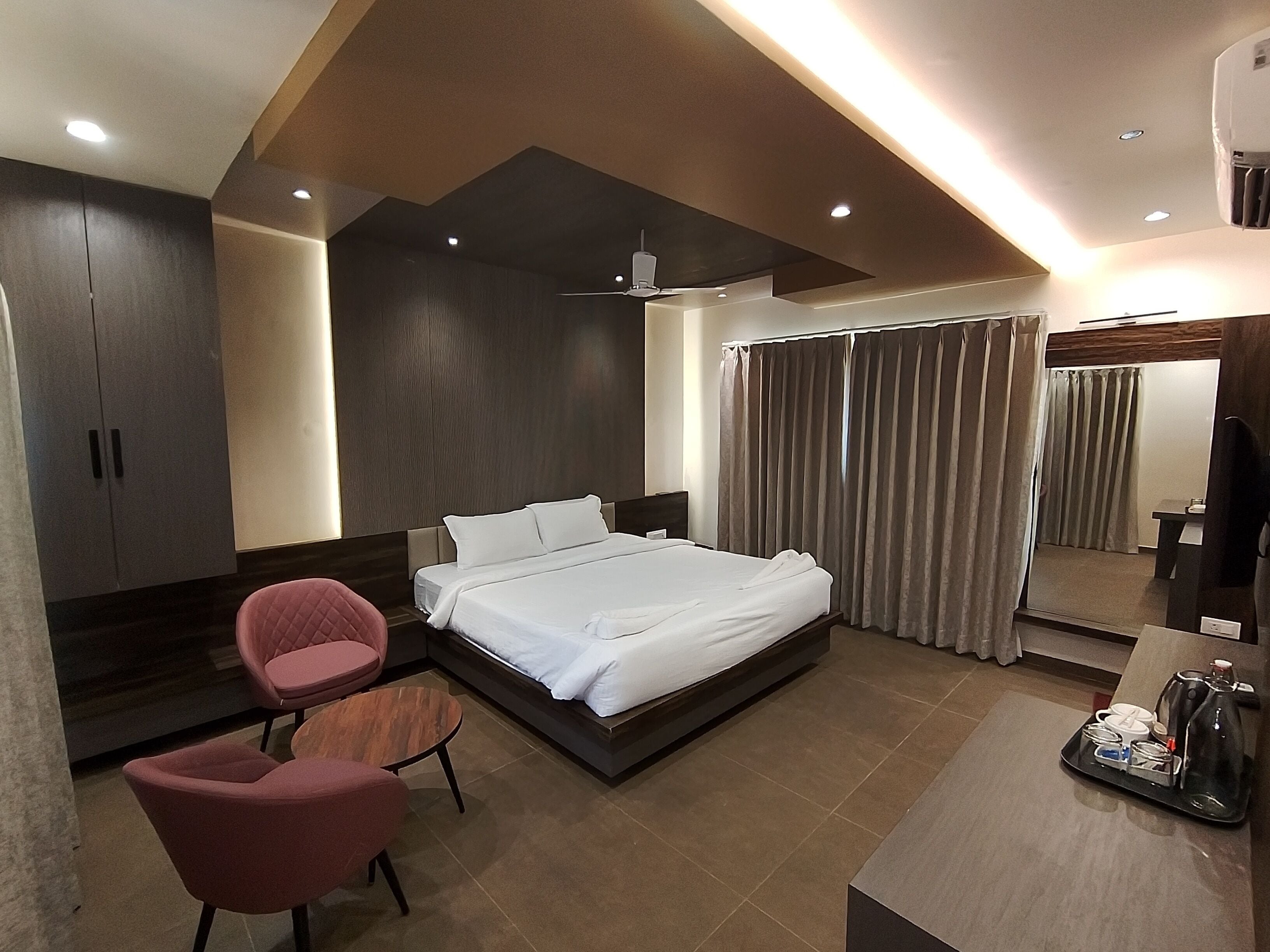 Suite | Desk, laptop workspace, free WiFi