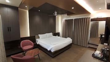 Suite | Desk, laptop workspace, free WiFi