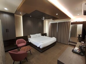 Suite | Escritorio, espacio para trabajar con un portátil, wifi gratis