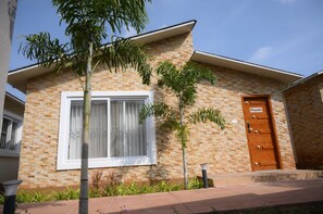 Front of property - SHETTAR'S KUSUM RESORT (Badami)