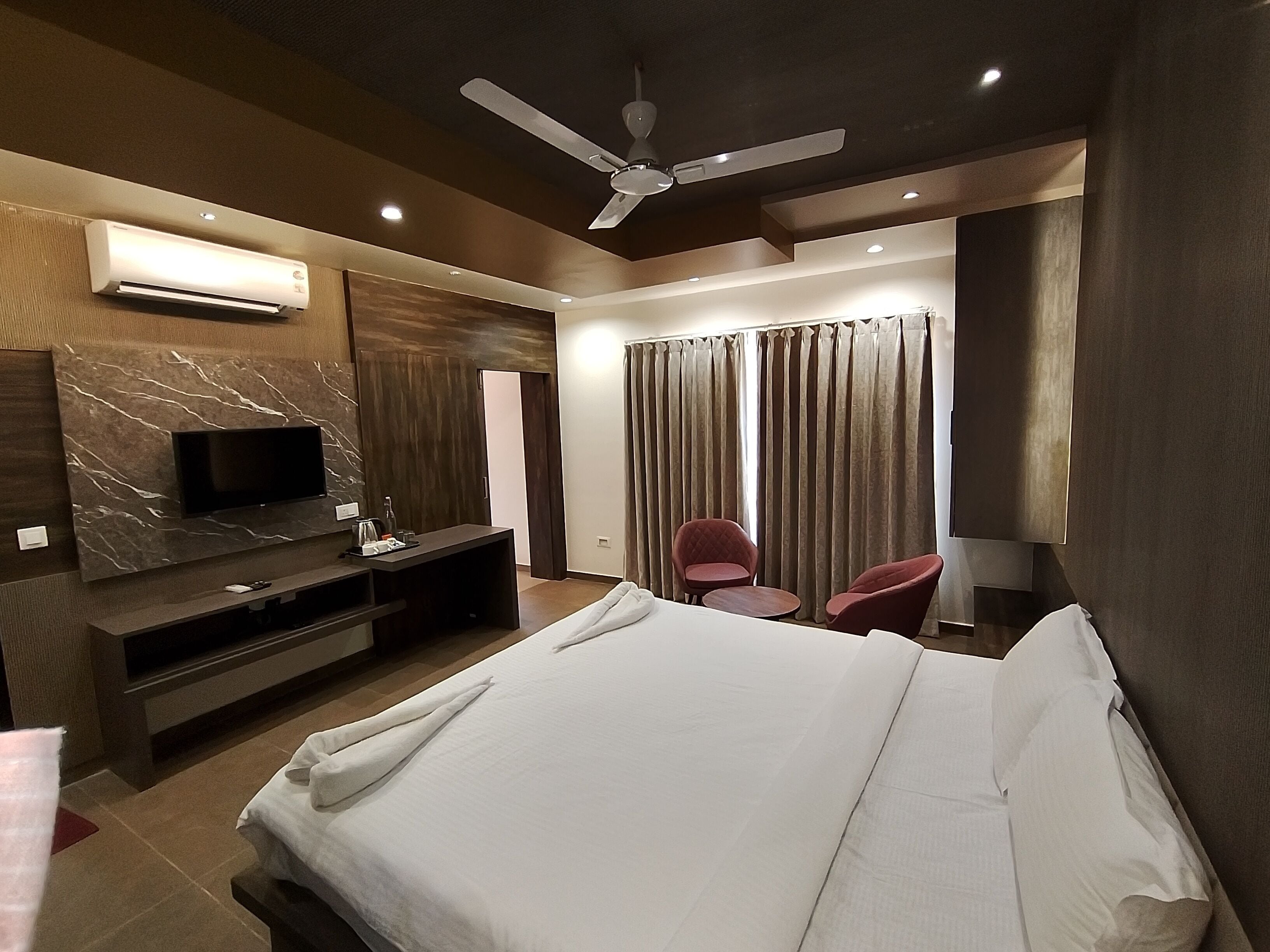 Honeymoon Cottage | Desk, laptop workspace, free WiFi