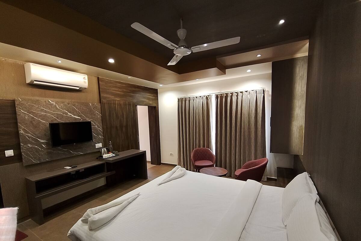 Honeymoon Cottage | Desk, laptop workspace, free WiFi