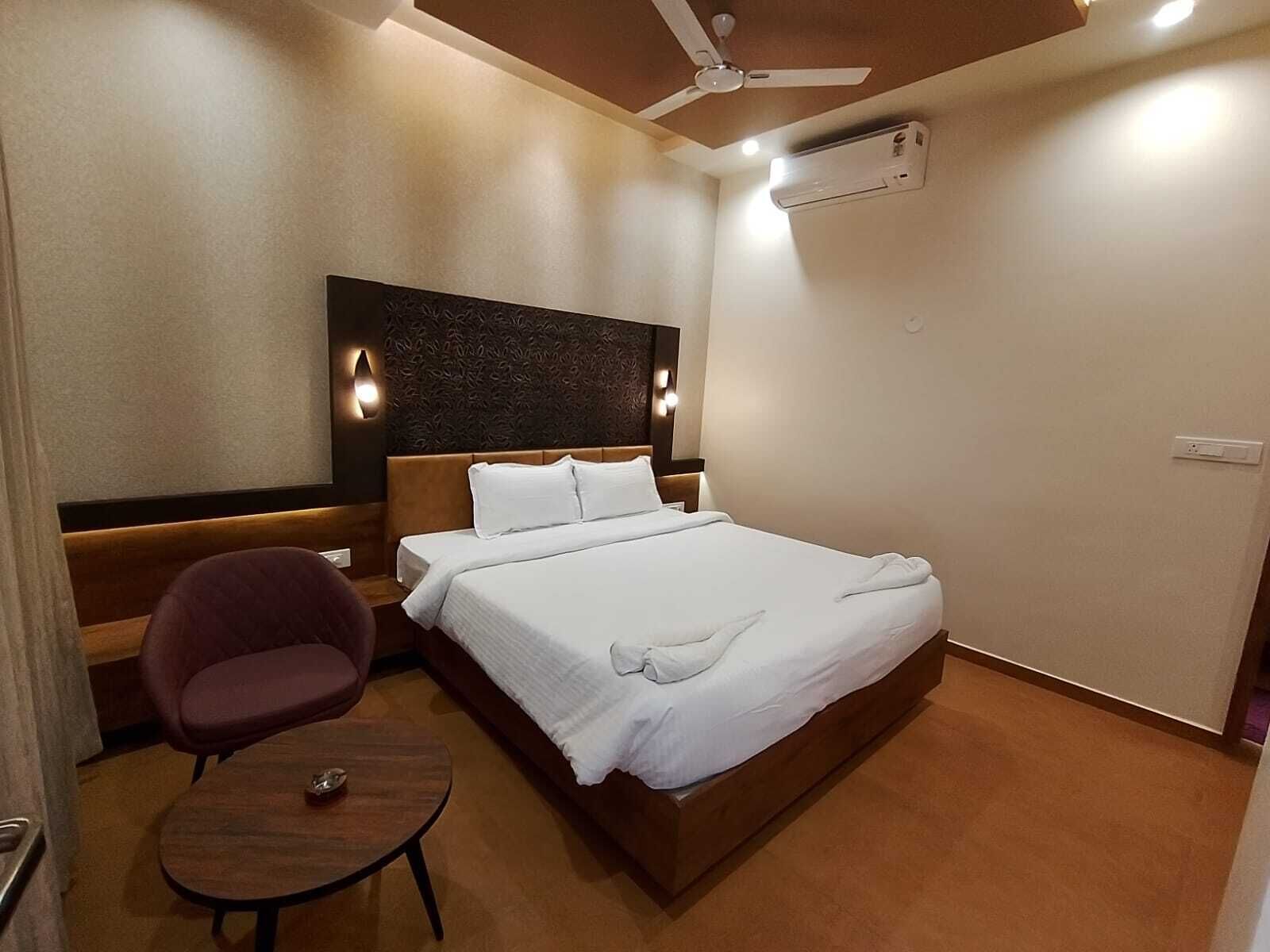 Standard Cottage | Desk, laptop workspace, free WiFi