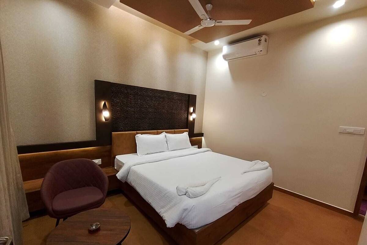 Standard Cottage | Desk, laptop workspace, free WiFi