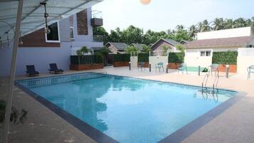 Una piscina al aire libre