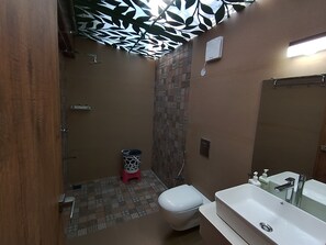 Honeymoon Cottage | Bathroom - SHETTAR'S KUSUM RESORT (Badami)