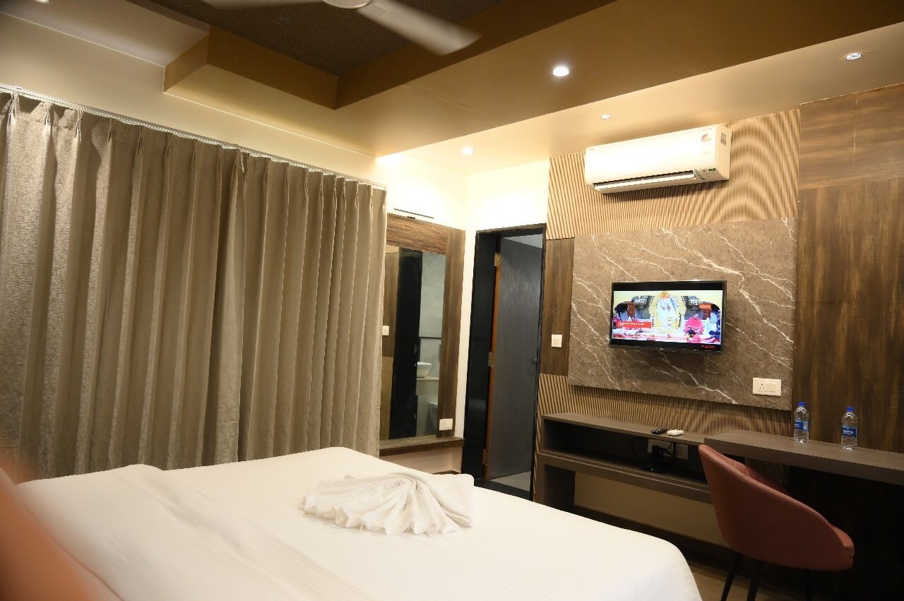 Suite | Desk, laptop workspace, free WiFi