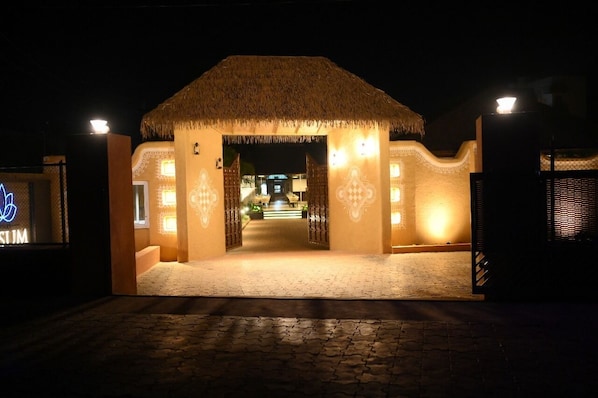 Vista frontal de la propiedad