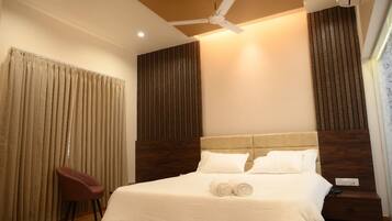 Escritorio, espacio para trabajar con laptop y wifi gratis