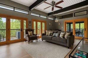 Living area - Five Bear Chalet (Gatlinburg)