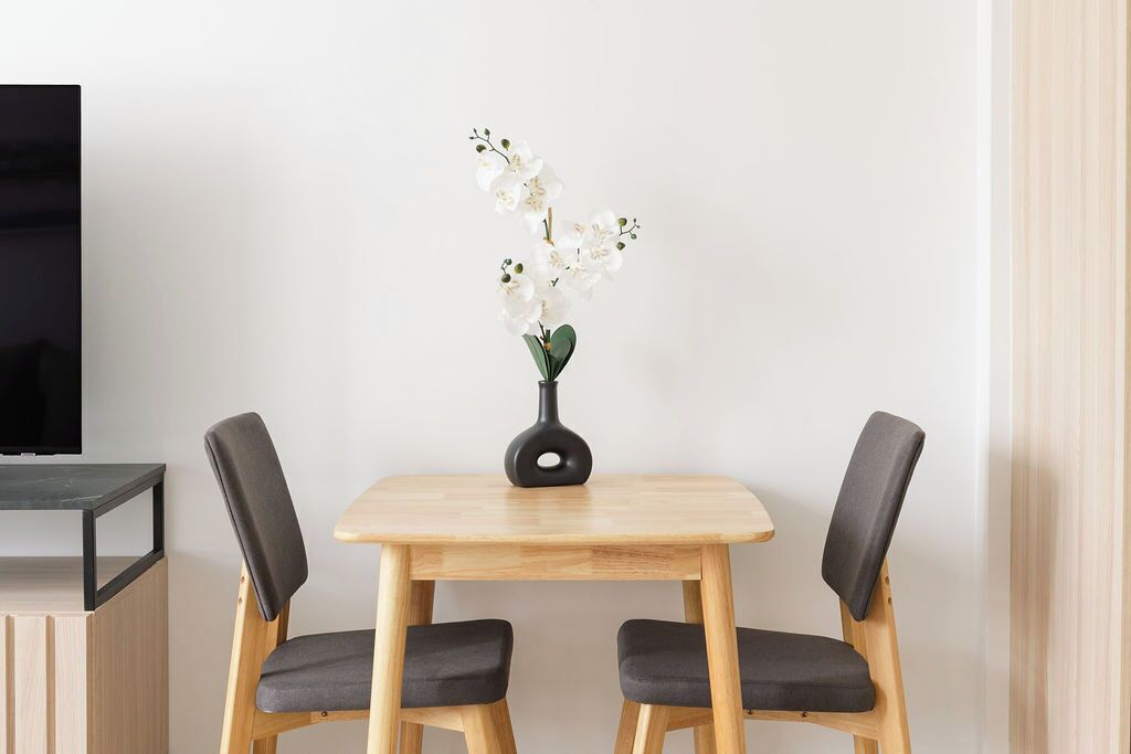 One-Bedroom King Apartment | Dining