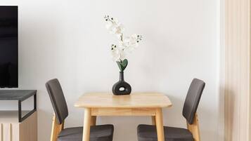 One-Bedroom King Apartment | Dining