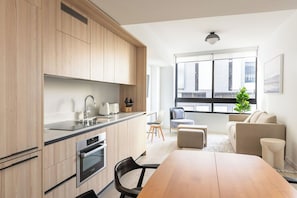 Appartement Deluxe | Cuisine privée | Grand réfrigérateur, micro-ondes, four, plaque de cuisson