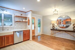Microwave, oven, stovetop, dishwasher - Seven Devils Sky Haven: Hot Tub, Tubing, and Mountain Views (Seven Devils)