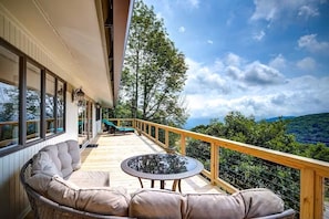 Terrace/patio - Seven Devils Sky Haven: Hot Tub, Tubing, and Mountain Views (Seven Devils)