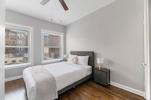 Iron/ironing board, WiFi, bed sheets - Walk to Wrigley! Spacious 3BR in the Heart of Chicago (Chicago)