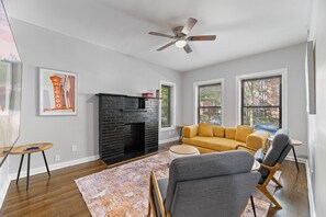 TV - Walk to Wrigley! Spacious 3BR in the Heart of Chicago (Chicago)