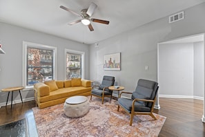 TV - Walk to Wrigley! Spacious 3BR in the Heart of Chicago (Chicago)