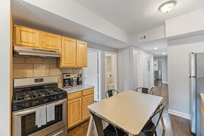 Fridge, microwave, oven, stovetop - Walk to Wrigley! Spacious 3BR in the Heart of Chicago (Chicago)